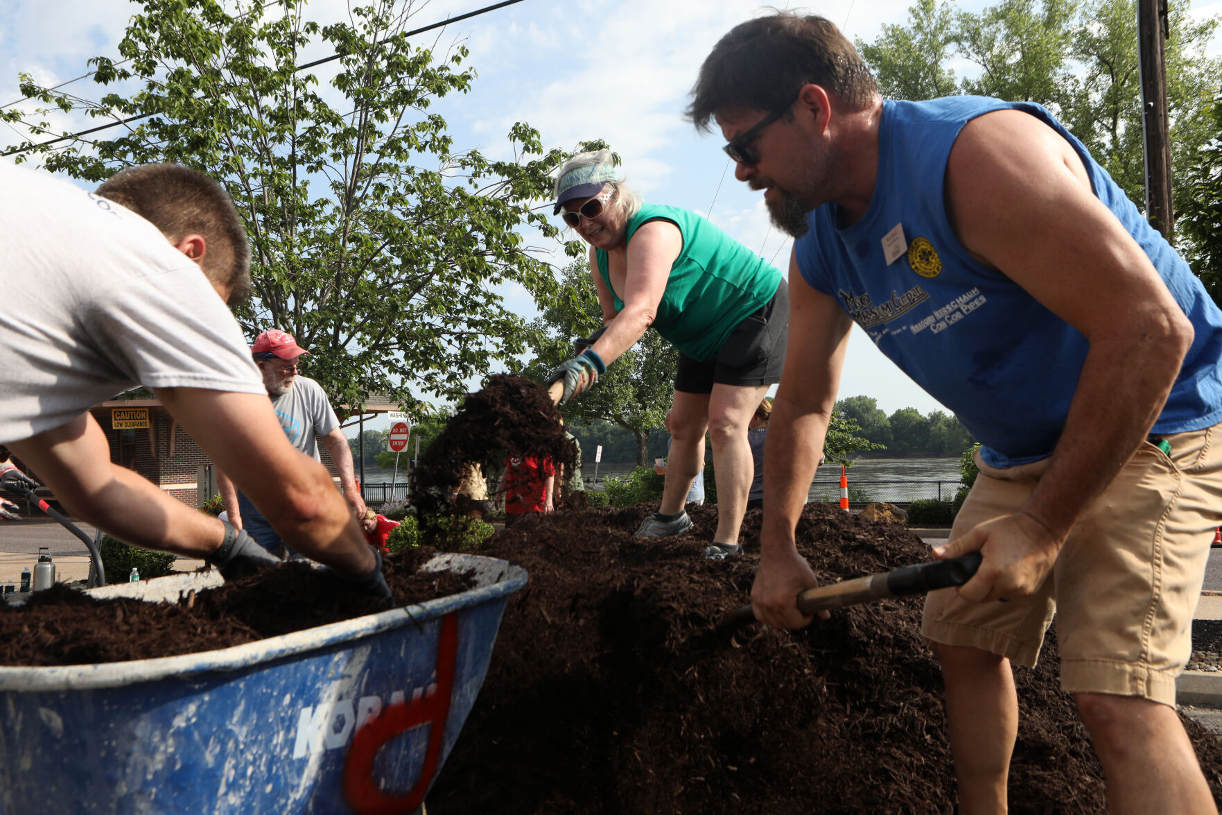 Kahtleen Nanney and Brett Hoch shovel mulch